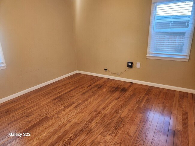 Building Photo - Beautiful 2 bedroom/1 bathroom home with a...