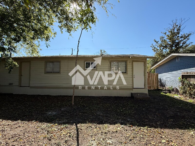 Building Photo - 135 E Burcham Ave