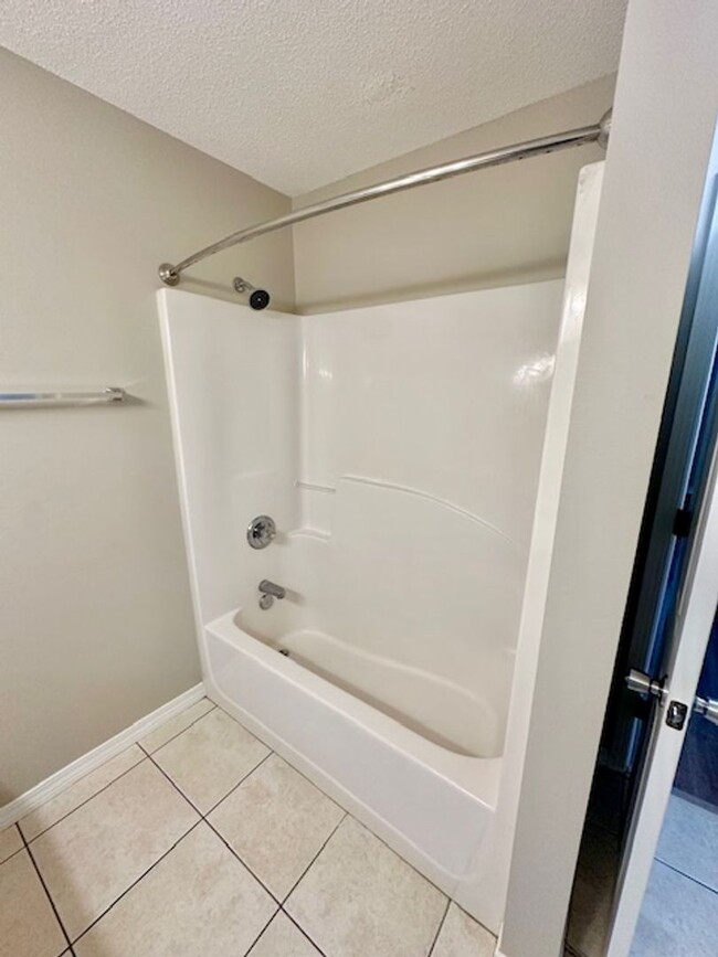 Building Photo - 2 bedroom/2 bathroom/2 car garage town hom...