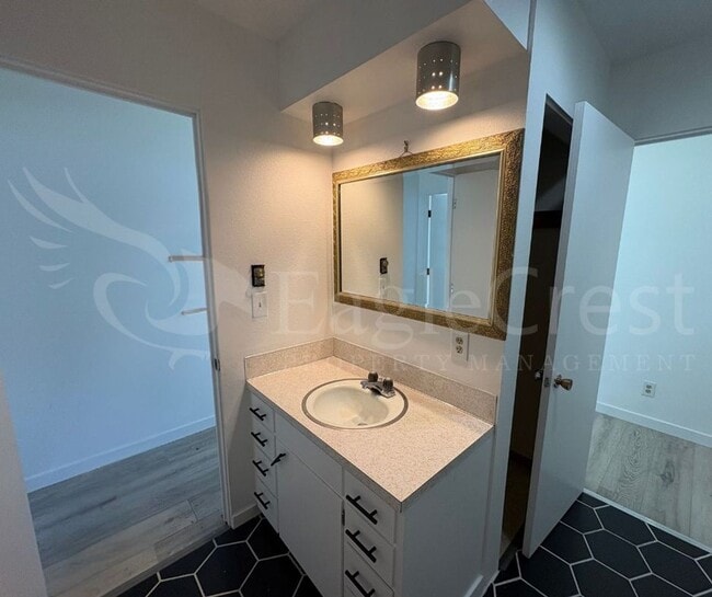 Building Photo - Three Bedroom, Two Bathroom House plus bon...