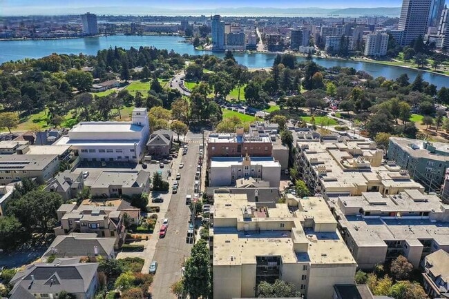 Building Photo - Updated Condo Steps from Lake Merritt with Parking and Utilities Included