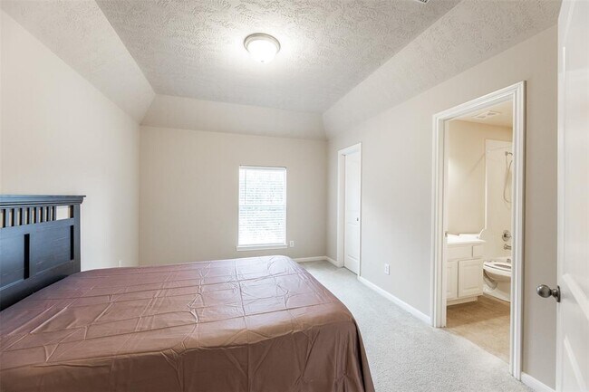 Building Photo - 28506 Woodlark Dr