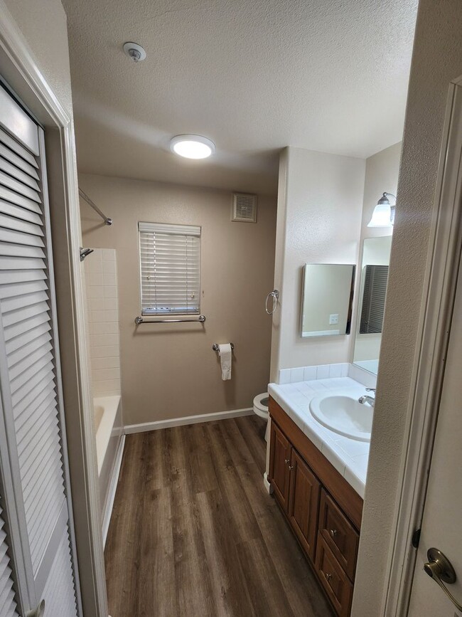 Building Photo - Downstairs 1 bedroom apartment with small patio and additional storage