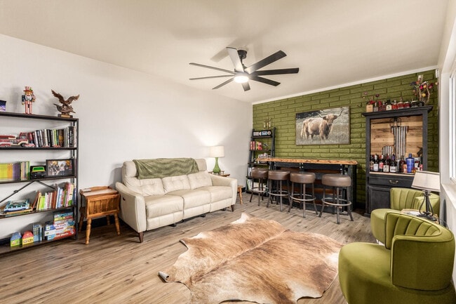 Building Photo - 617 E Ellis Dr