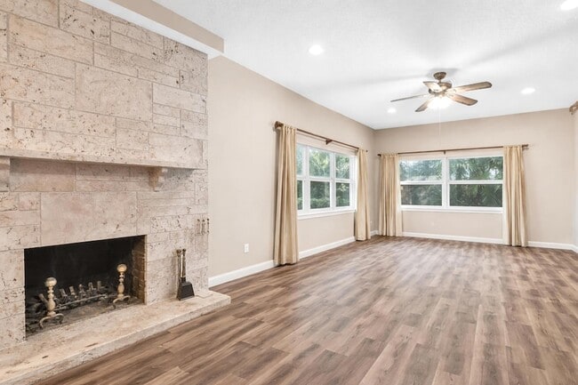 Building Photo - 916 Roberts Rd