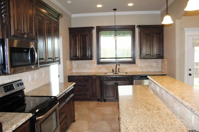 Building Photo - 1811 Spruce Pine Lane