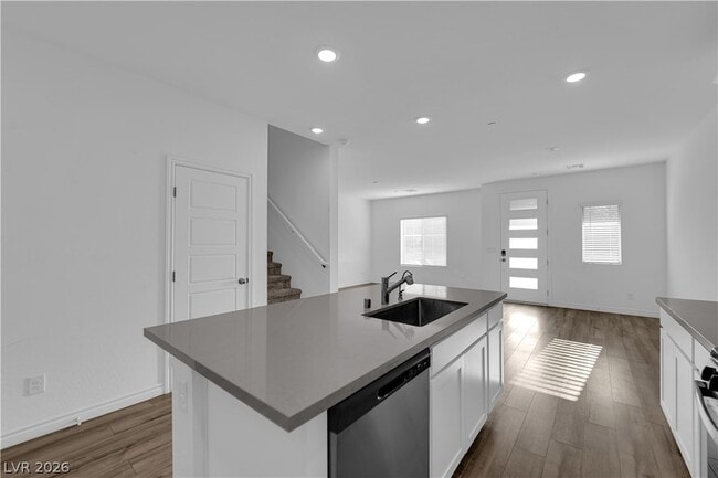 Building Photo - 600 N Carriage Hill Dr
