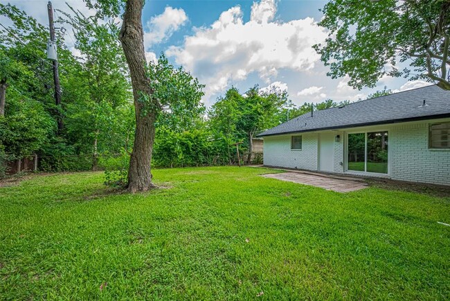 Building Photo - 2112 Walnut Ln