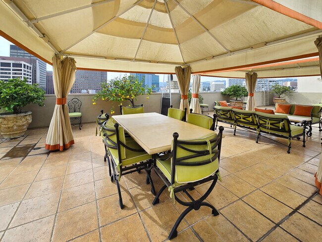 Building Photo - 10795 Wilshire Blvd