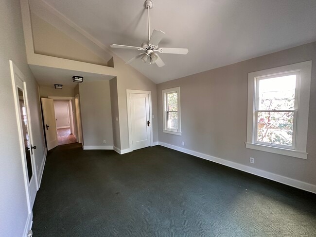 Building Photo - 930 N Fairview St