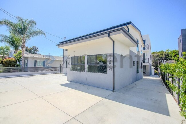 Building Photo - Unit 225