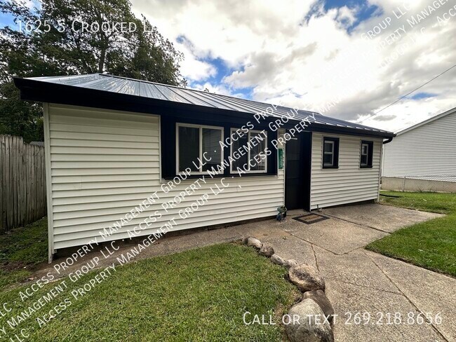Building Photo - 1625 S Crooked Lake Dr