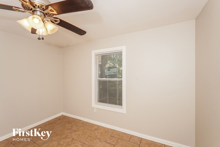 Building Photo - 916 Meadow Park Dr