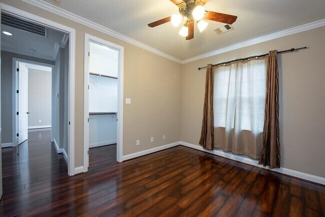 Building Photo - 106 Bella Luce