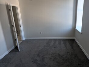 Building Photo - Oversized one bedroom 2nd floor apartment with A/C!