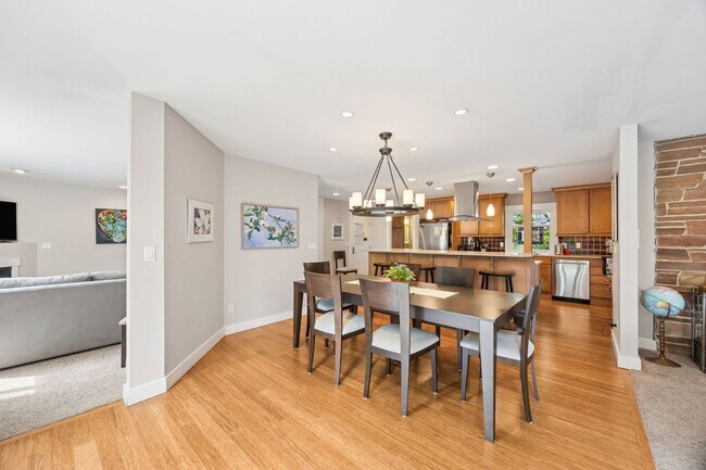 Building Photo - Normandy Park - Modern and Spacious!