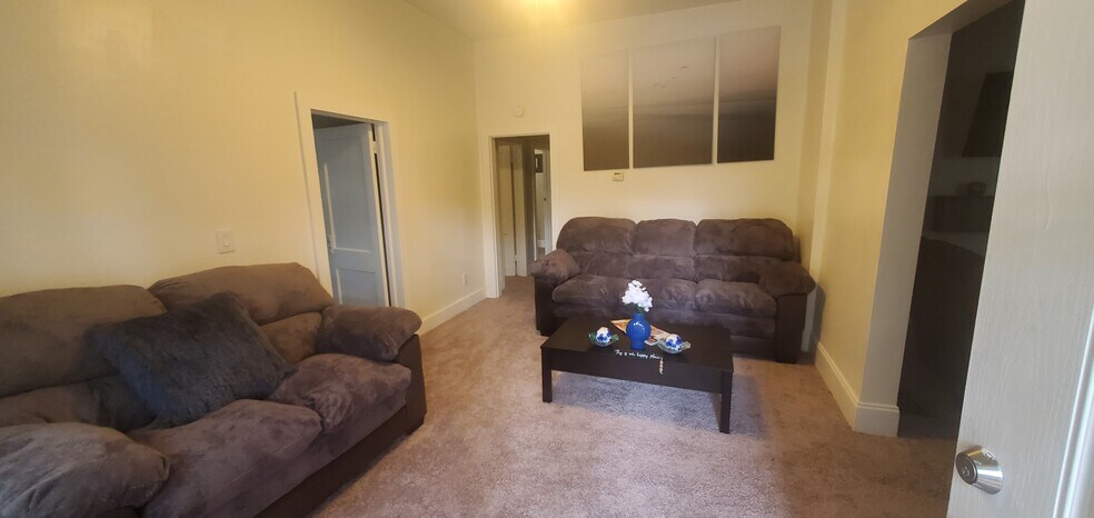 Living room - 4265 Floyd Rd