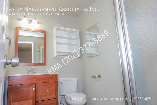 Building Photo - 1045 E Victory Rd