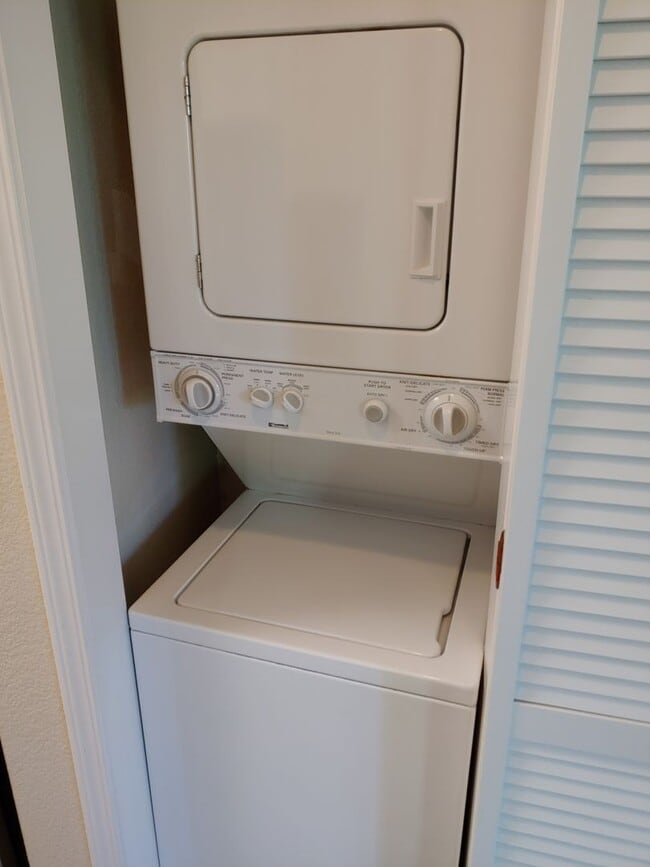 Building Photo - Gorgeous Spacious TownHome in Downtown Mou...