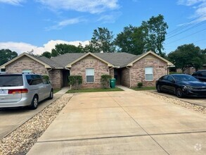 Building Photo - 879 Fairview Dr