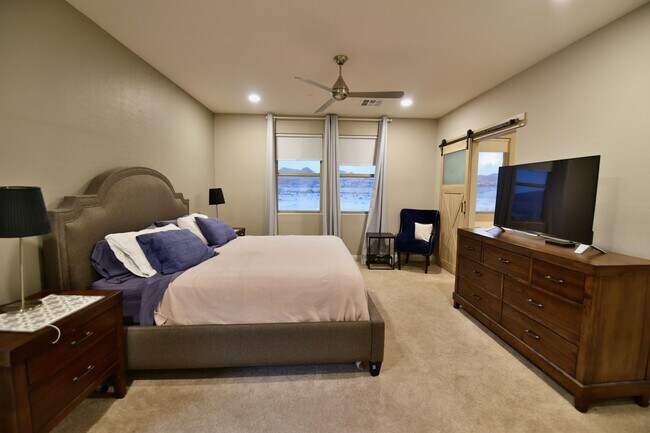 Building Photo - Gorgeous 3bed / 2.5bath home located in Tuscany!