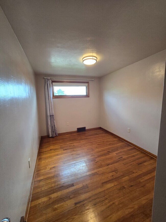 Building Photo - Updated 3 Bedroom Home - Available NOW!