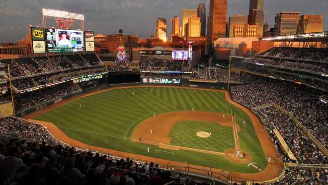 1 mile to Target Field - 1400 N Girard Ave N