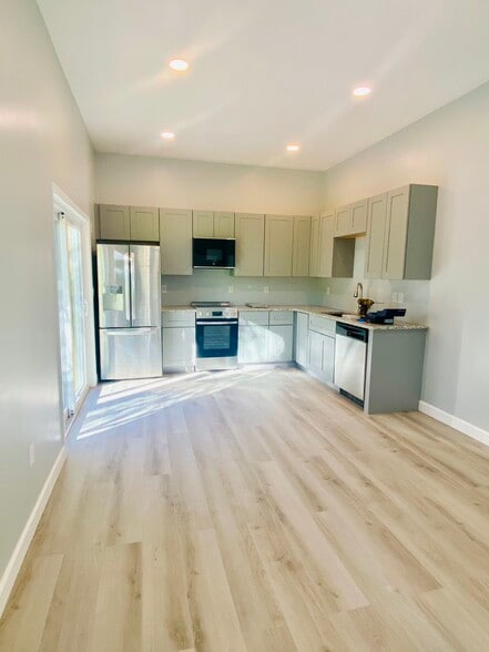 Primary Photo - 628 Hills Blvd