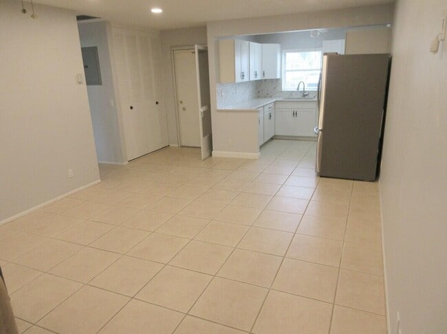 Building Photo - 2572 Emory Dr W