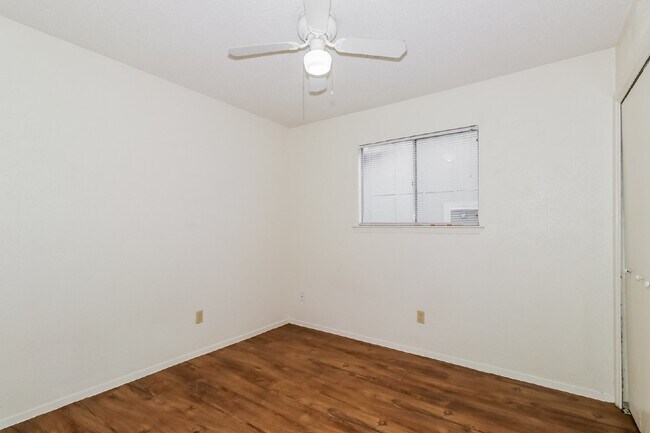 Building Photo - 323 W William Cannon Dr