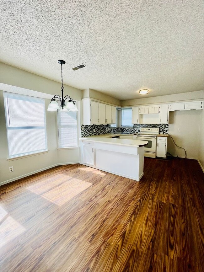 Building Photo - Updated 4 Bedroom Home