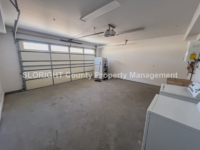 Building Photo - AVAILABLE NOW - Spacious Home Close to Downtown Paso Robles - 3 Bed / 2.5 Bath