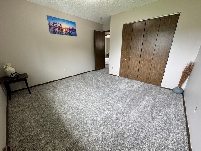 Building Photo - 3 bed, 1.5 bath duplex for rent in Cedar Falls