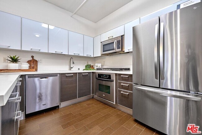 Building Photo - 645 W 9th St