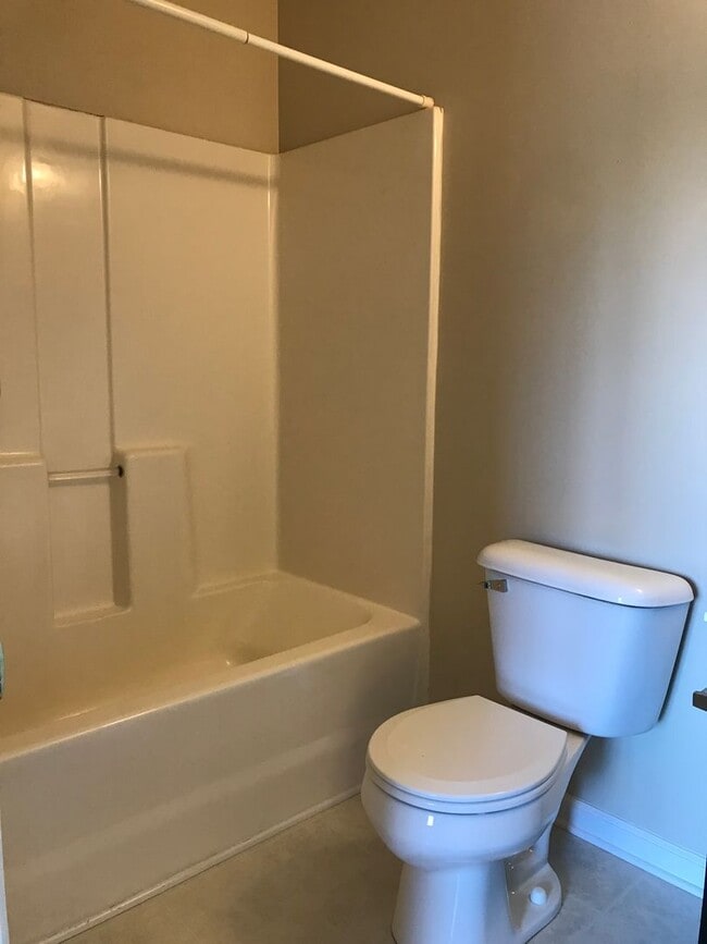 Building Photo - Well Maintained 2 Bedroom 2.5 Bathroom Townhome