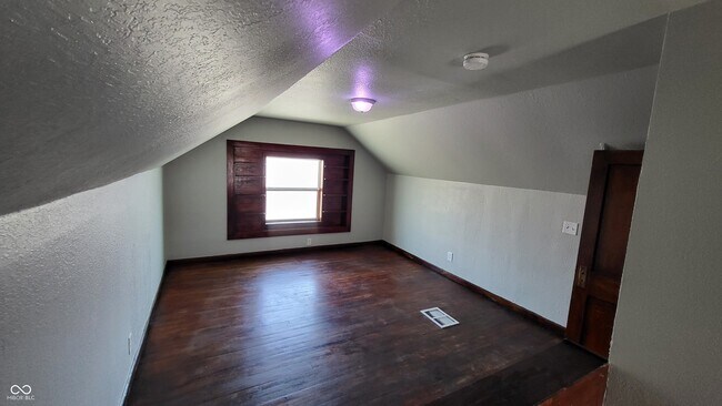 Building Photo - 1604 W 11th St