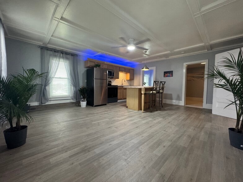 Building Photo - 536 Arsenal St