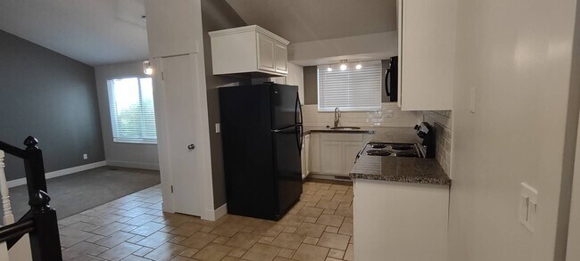 Building Photo - Charming Layton Home
