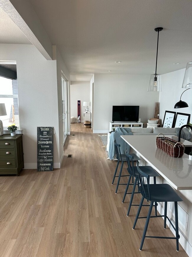 Building Photo - Beautiful Painted Prairie - 4 Bed room home - Available April!!