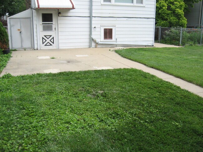 Building Photo - 3916 N Kildare Ave