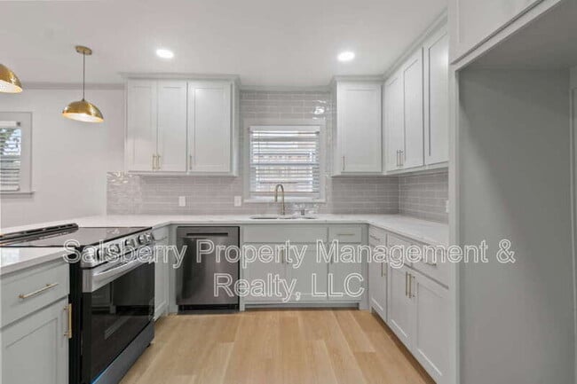 Building Photo - 2105 Tremont Ave