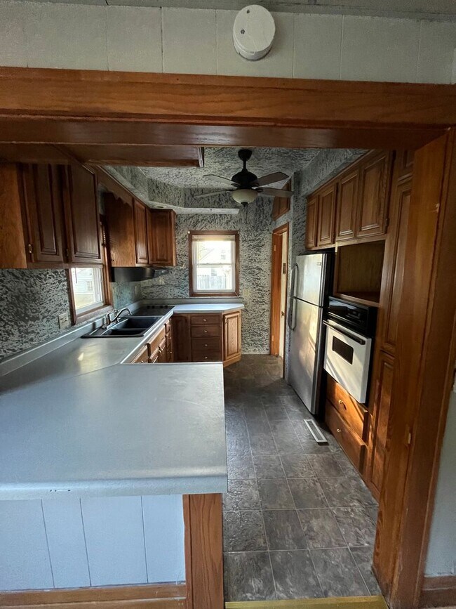 Building Photo - 2 bedroom 1.5 Bathroom House!