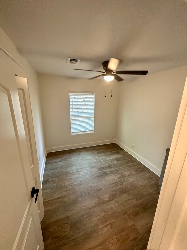 Building Photo - 1019 Steves Ave