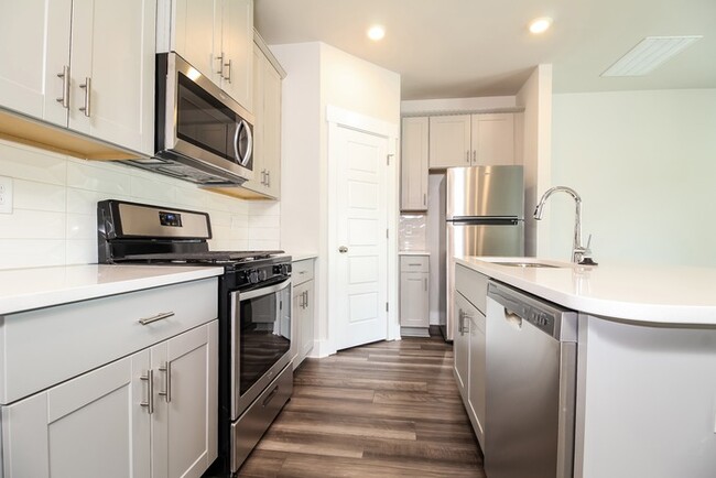Building Photo - Beautiful Townhome in Greenville