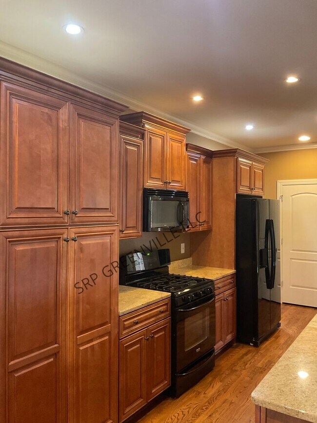 Building Photo - Four Bedroom Brick House for Rent!