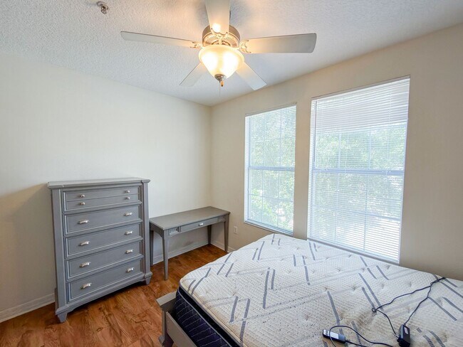 Building Photo - Campus View 1257 #206
