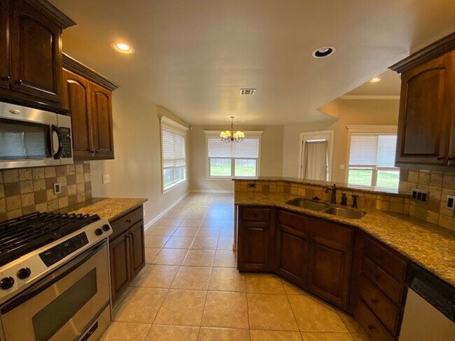 Building Photo - 3 Bed | 2 Bath | Jenks