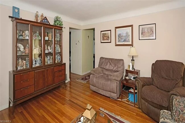 Living room minus the furniture - 13405 Eastwood Blvd