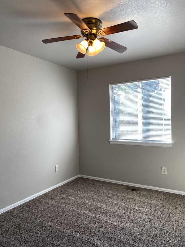Building Photo - 4 bedroom - Montero