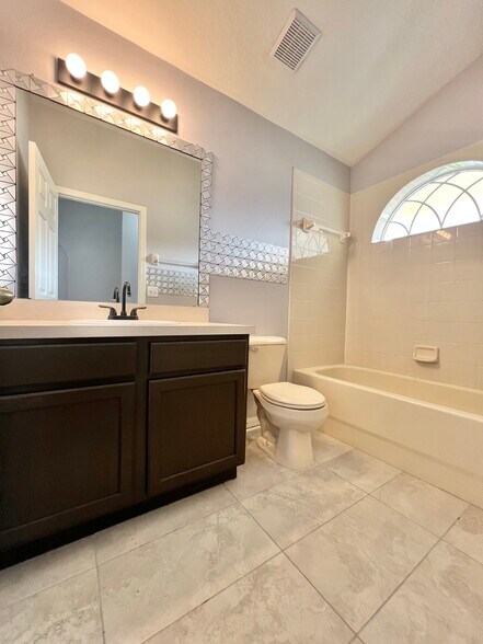 Building Photo - 1131 Zephyrhills Byp